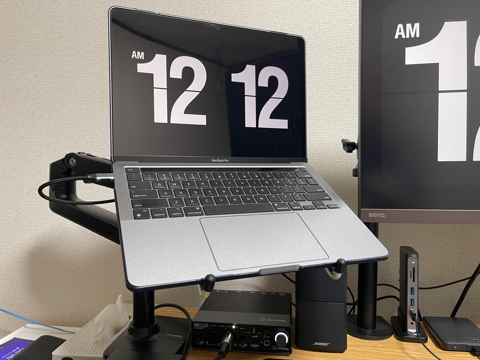 AmazonベーシックのPCトレーを使ってモニターアームでMacBook Proを宙