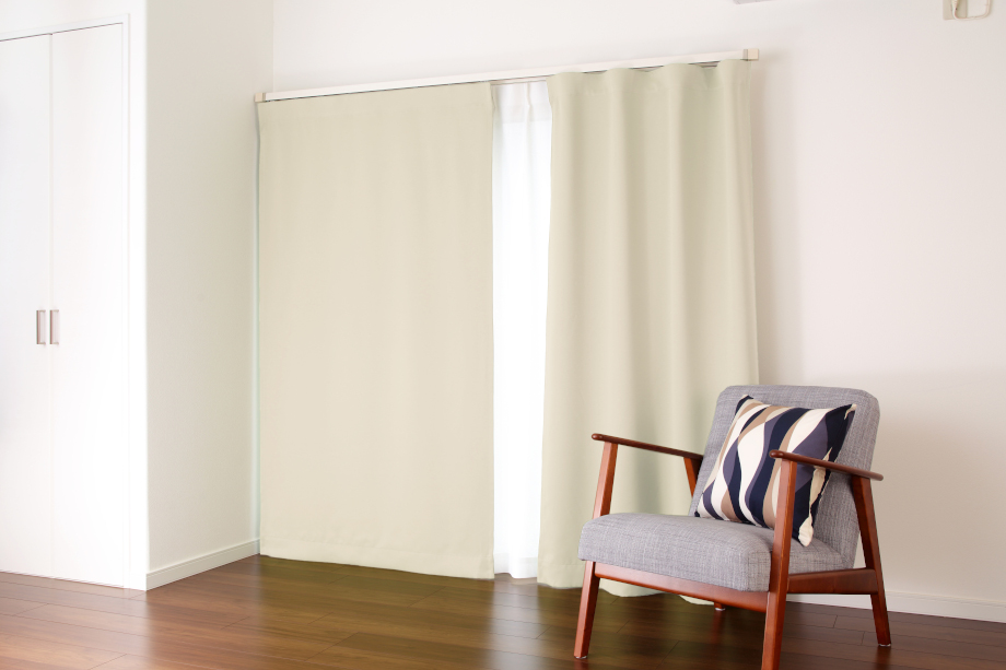 フラットカーテンの特徴とは？ 魅力や選ぶ際のポイントを解説