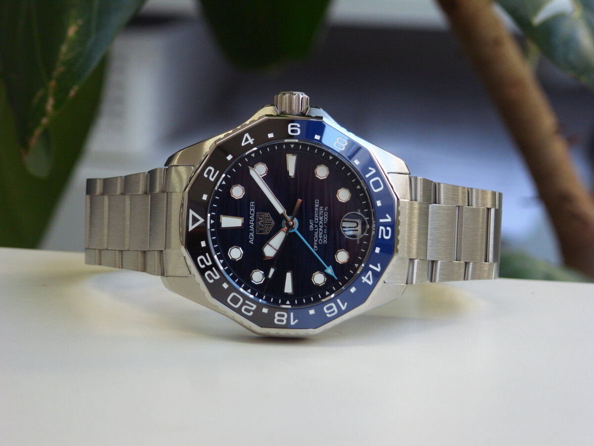 タグ・ホイヤー アクアレーサー300 GMT：スポーツ＆ライフスタイルの