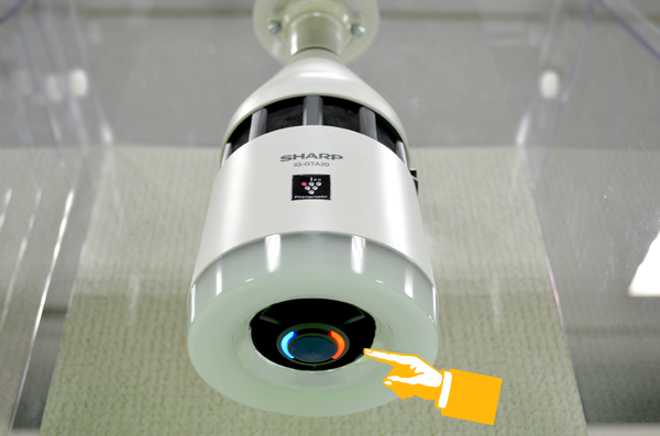 トイレや玄関の天井でプラズマクラスターイオン発生機が赤く点滅してい