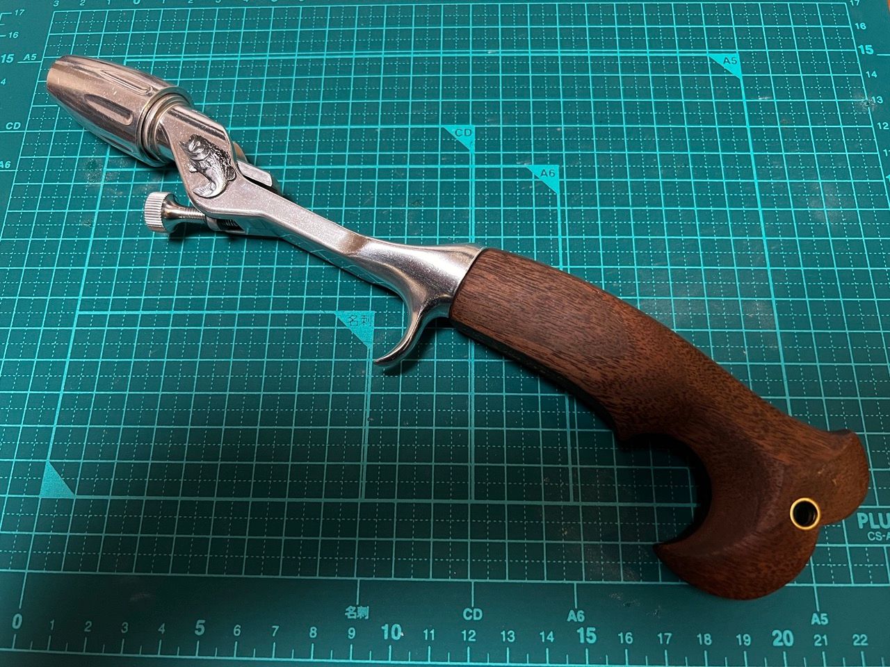 フィッシュテールグリップとグラスアイのエルゴノハンドルを接着する