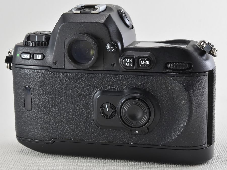 Nikon F100／コンパクトなボディに高性能を詰め込んだF5の弟分