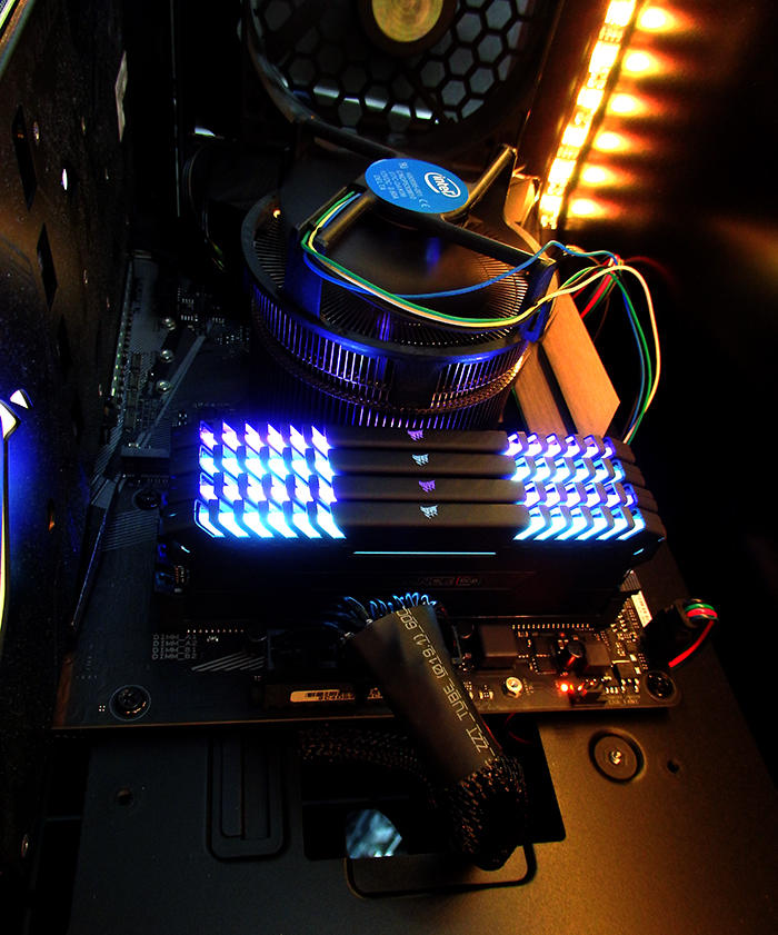 七色に光るRGB LEDライトバー搭載DDR4メモリ「CORSAIR VENGEANCE RGB