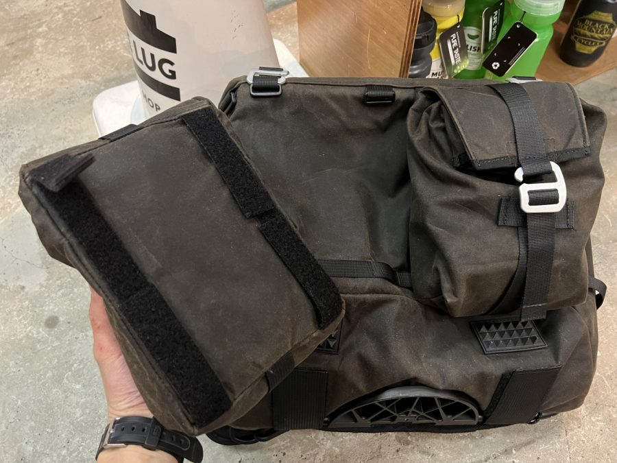 EERDER METAAL* xplorer front bag (black) - BLUE LUG ONLINE STORE