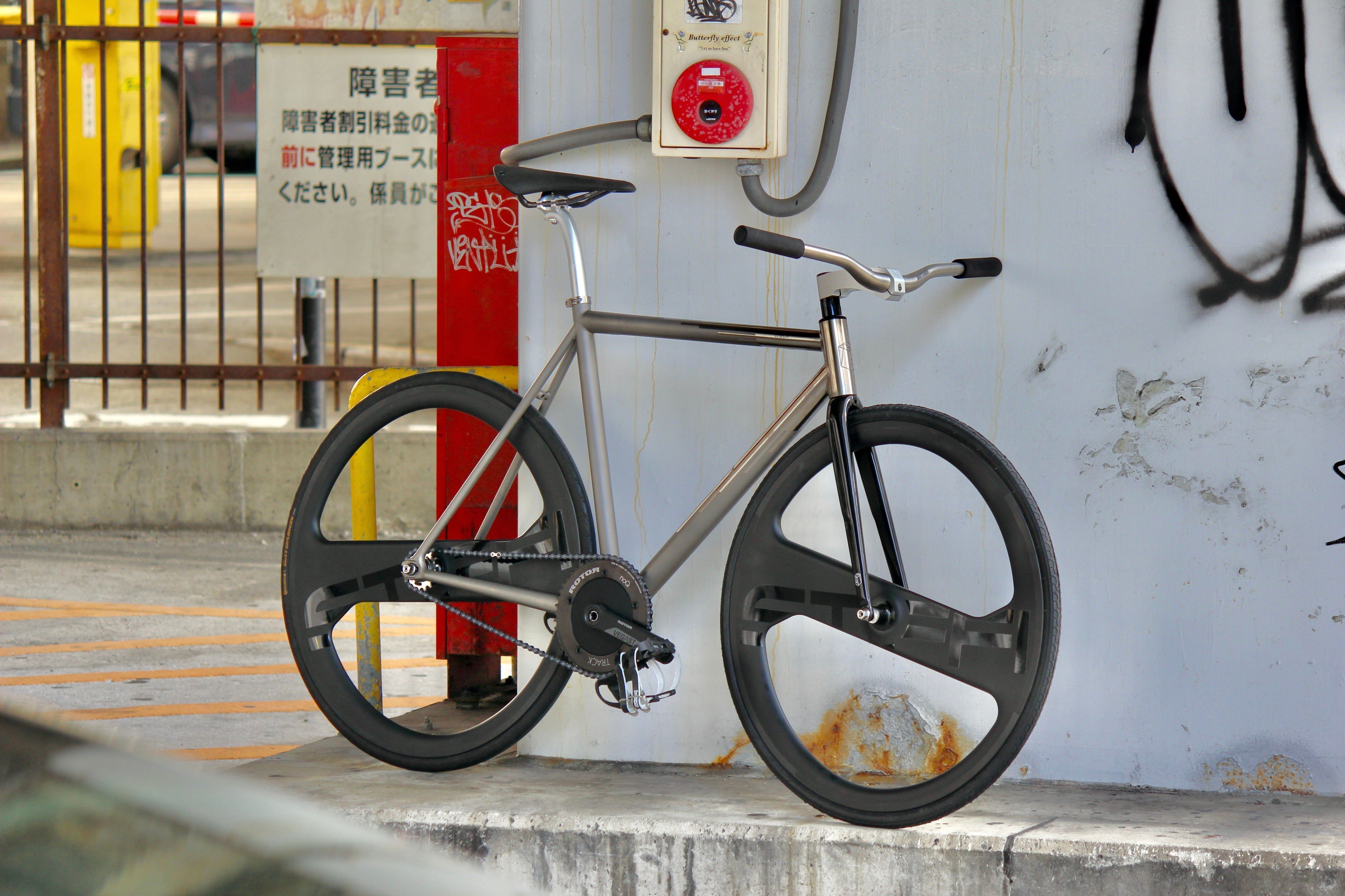 1点だけの在庫。A-frameチタンフレームを大阪店で。 | ブローチャーズ