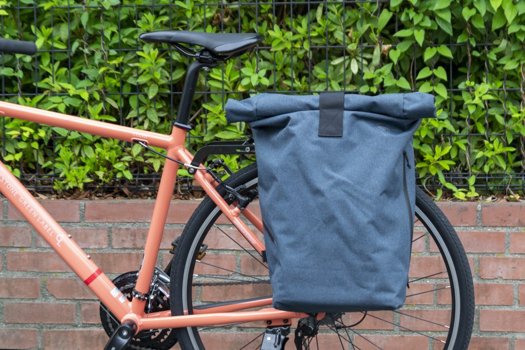 荷物があっても背中が蒸れない！クロスバイクに「リアキャリア＋サイド