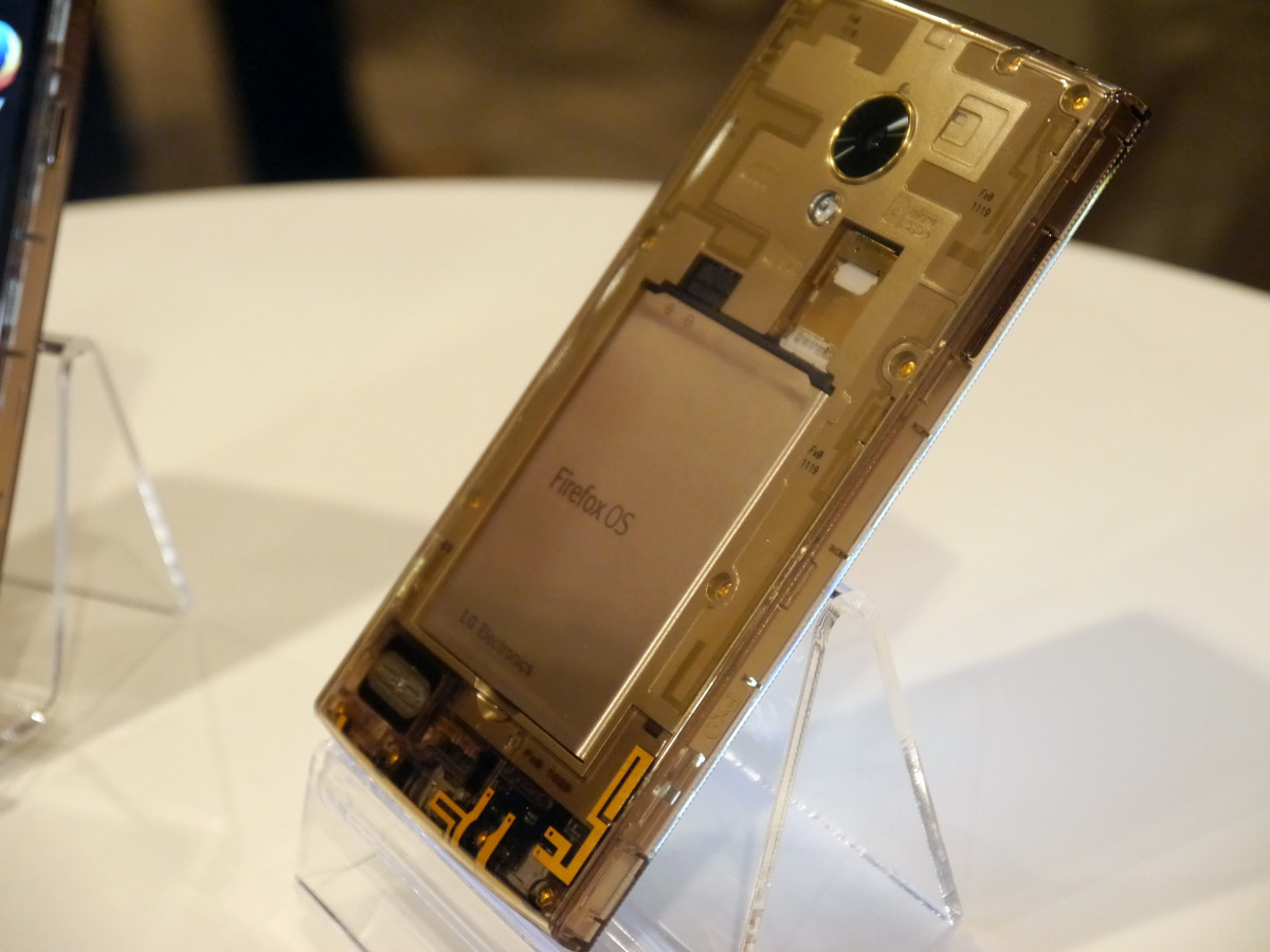 日本初のFirefox OSスマホ「Fx0（LGL25）」速攻レビュー、「MEDIA SKIN