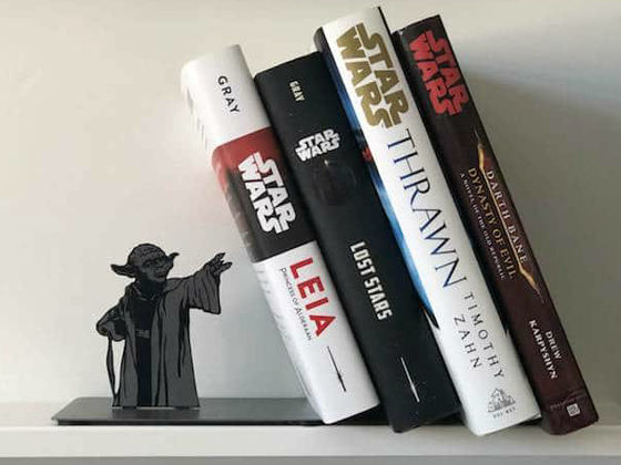 フォースと共にあらんことを…ヨーダがあなたの本を支えるシックな