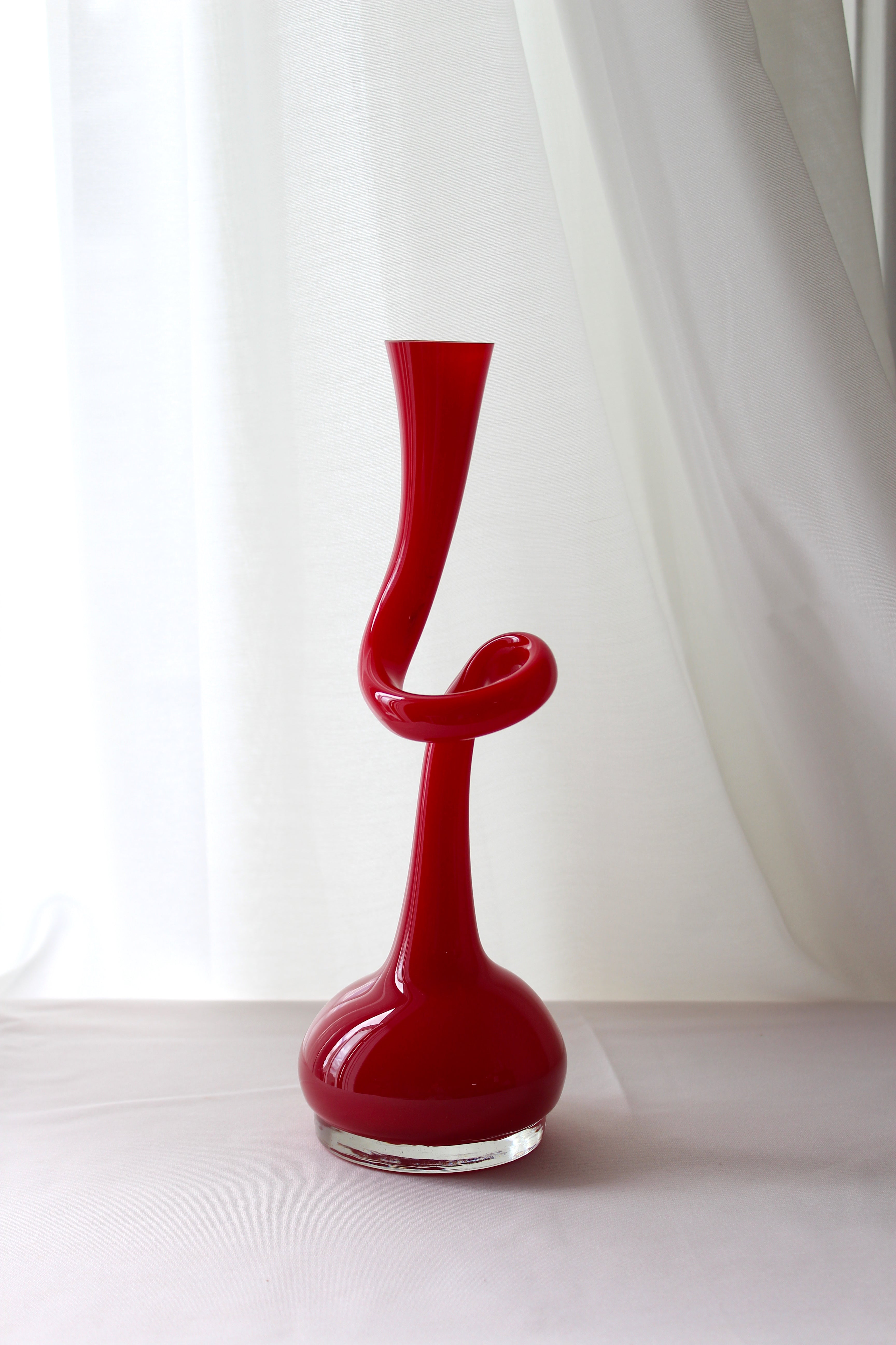 Normann - 'Swing' vase, red – ByMonica