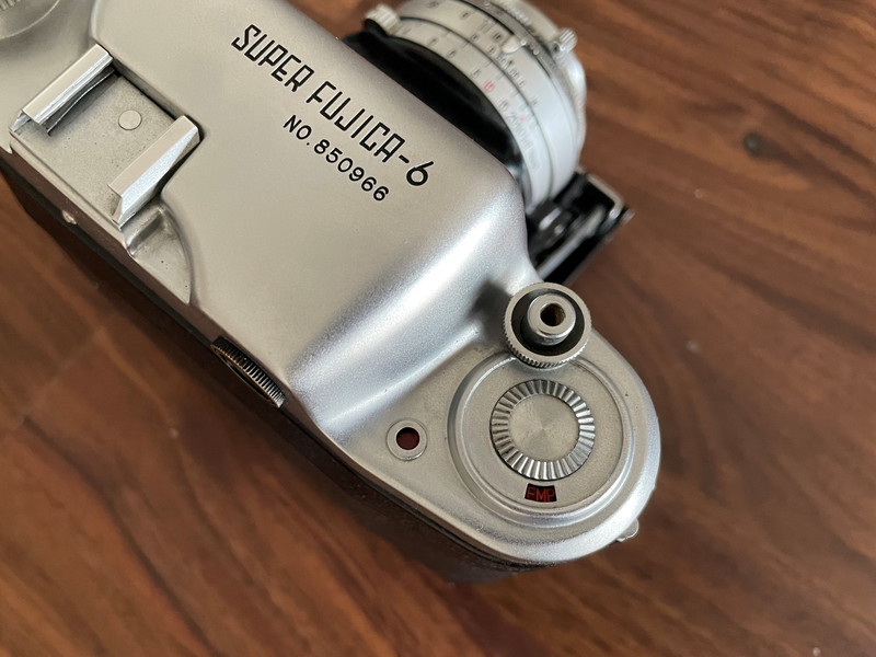 曲線美の美しい蛇腹カメラ「スーパーフジカシックス」 – カメトリ