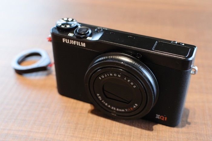 金属ボディな大人のコンデジ『FUJIFILM XQ1』外観レビュー – カメラ