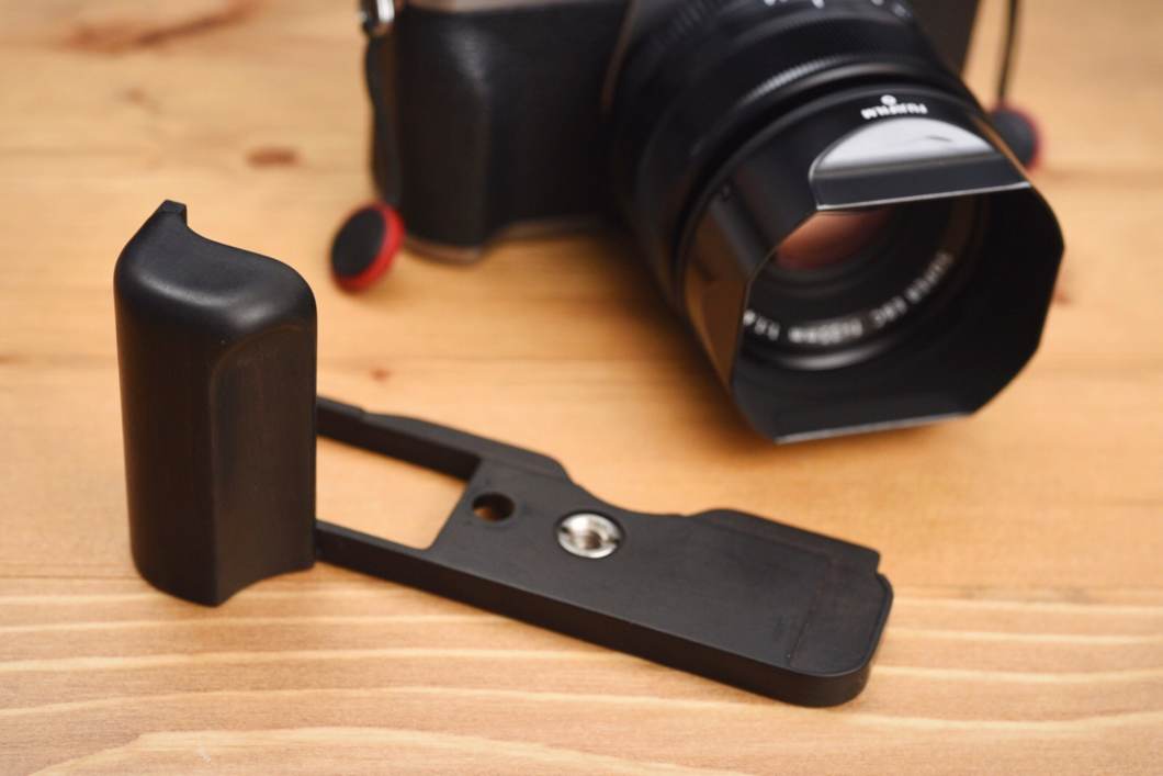 X-T20/X-T30のグリップ問題を大きく改善！SHINE AWAYのウッドグリップ