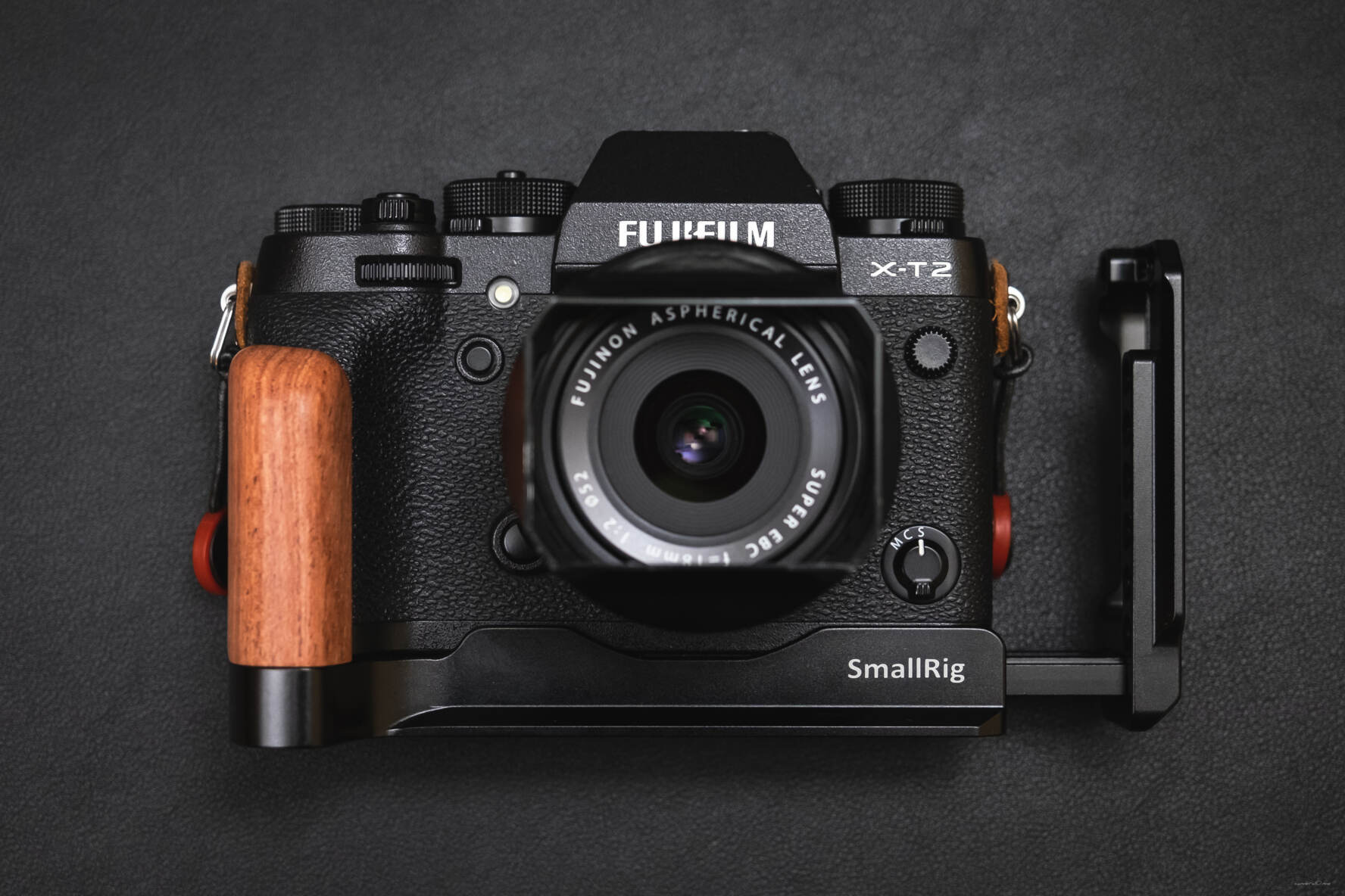 木製のグリップで持ち心地の改善に。SmallRig X-T3＆X-T2 L-ブラケット