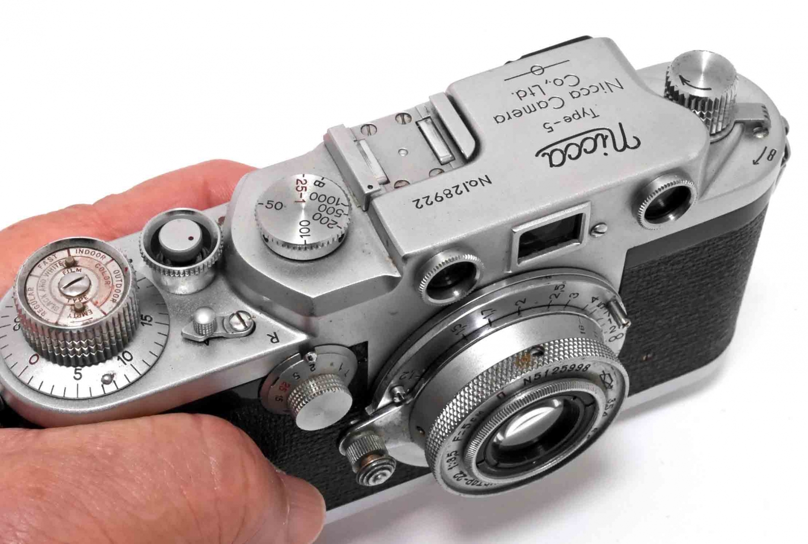 底蓋を外すと 右をヒンジに開く裏蓋・・・を採用した ニッカ 5型