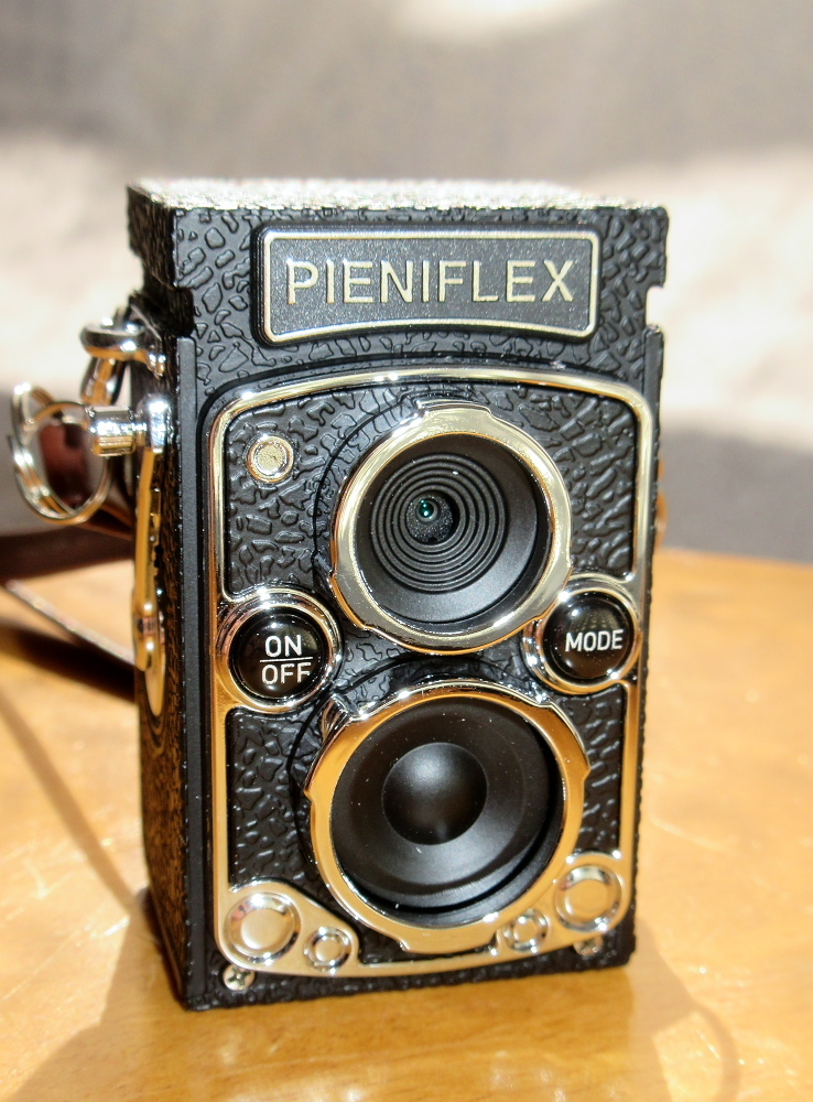 トイカメラ PIENIFLEX（ピエニフレックス）。見た目が二眼レフ風で楽し
