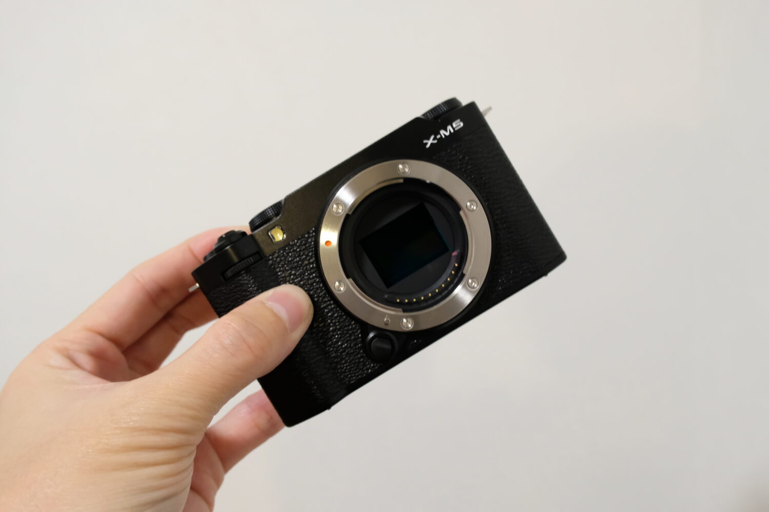 富士フイルムの最新エントリーモデル『X-M5』の実機レビューはじめての