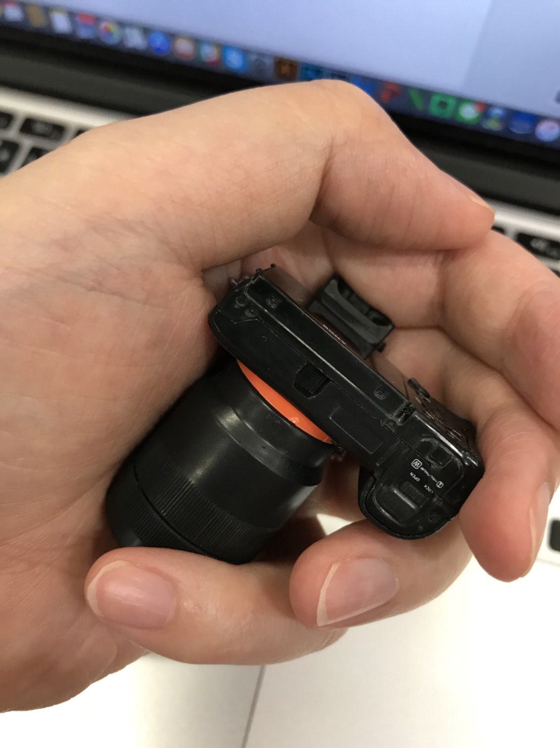 編集部に激レア SONY α7 ミニチュアフィギュアがやってきた！｜Camoor