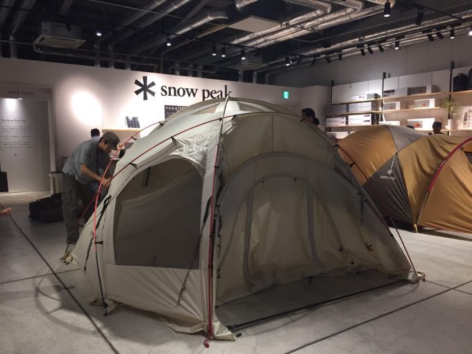 スノーピーク店内でドックドームPro.6アイボリーを試し張り | Have a