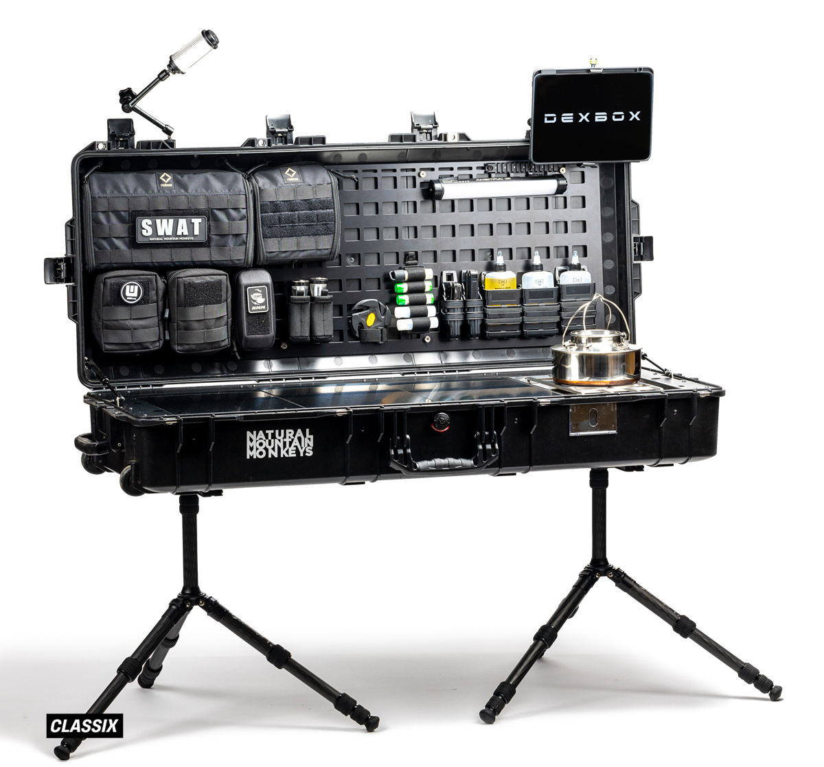 防水・防塵ケースをカスタムした高拡張デスクシステム｜ナチュラル