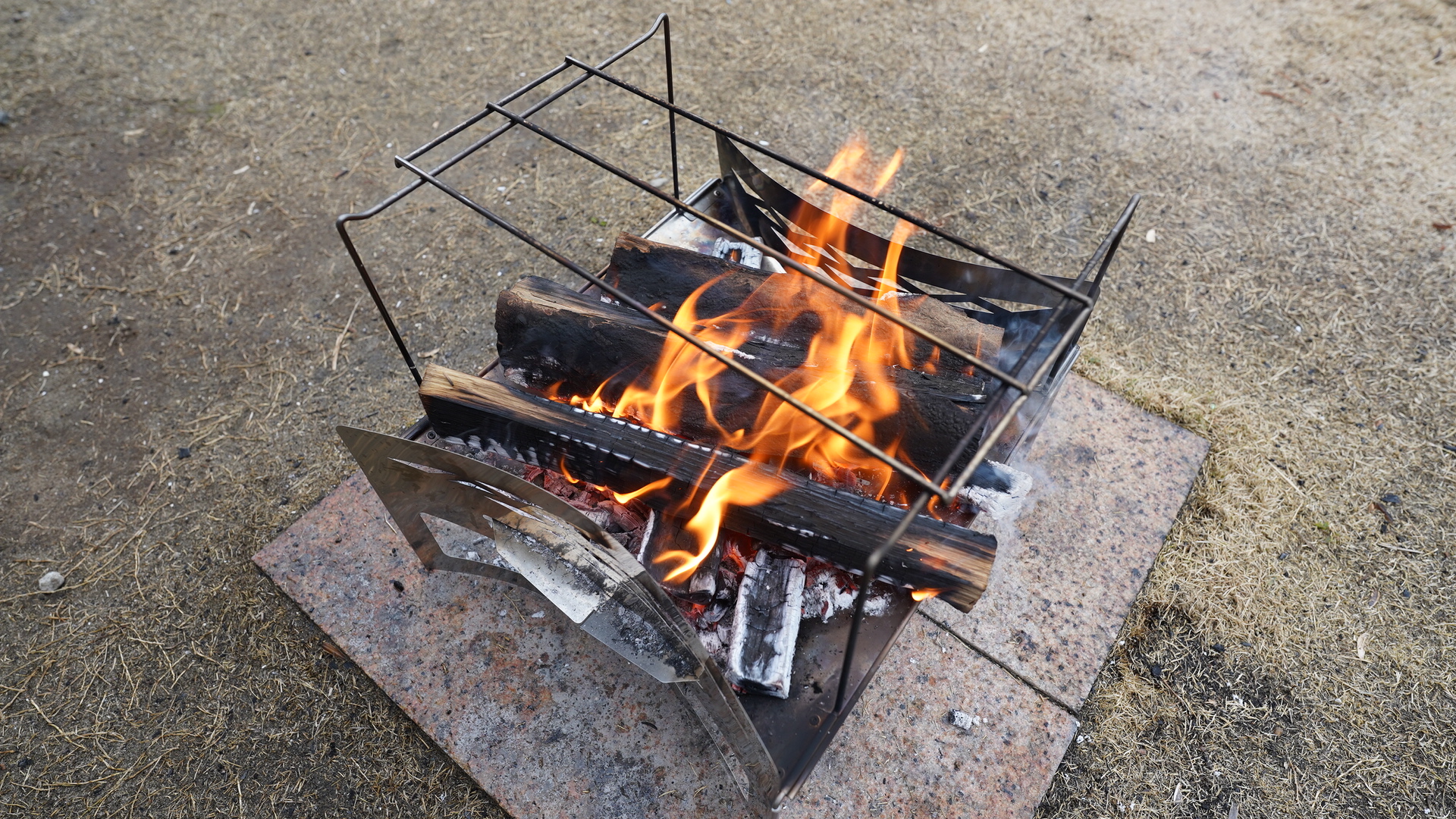 評判が気になる話題の焚き火台「マクライト」は買いか？ | キャンプ