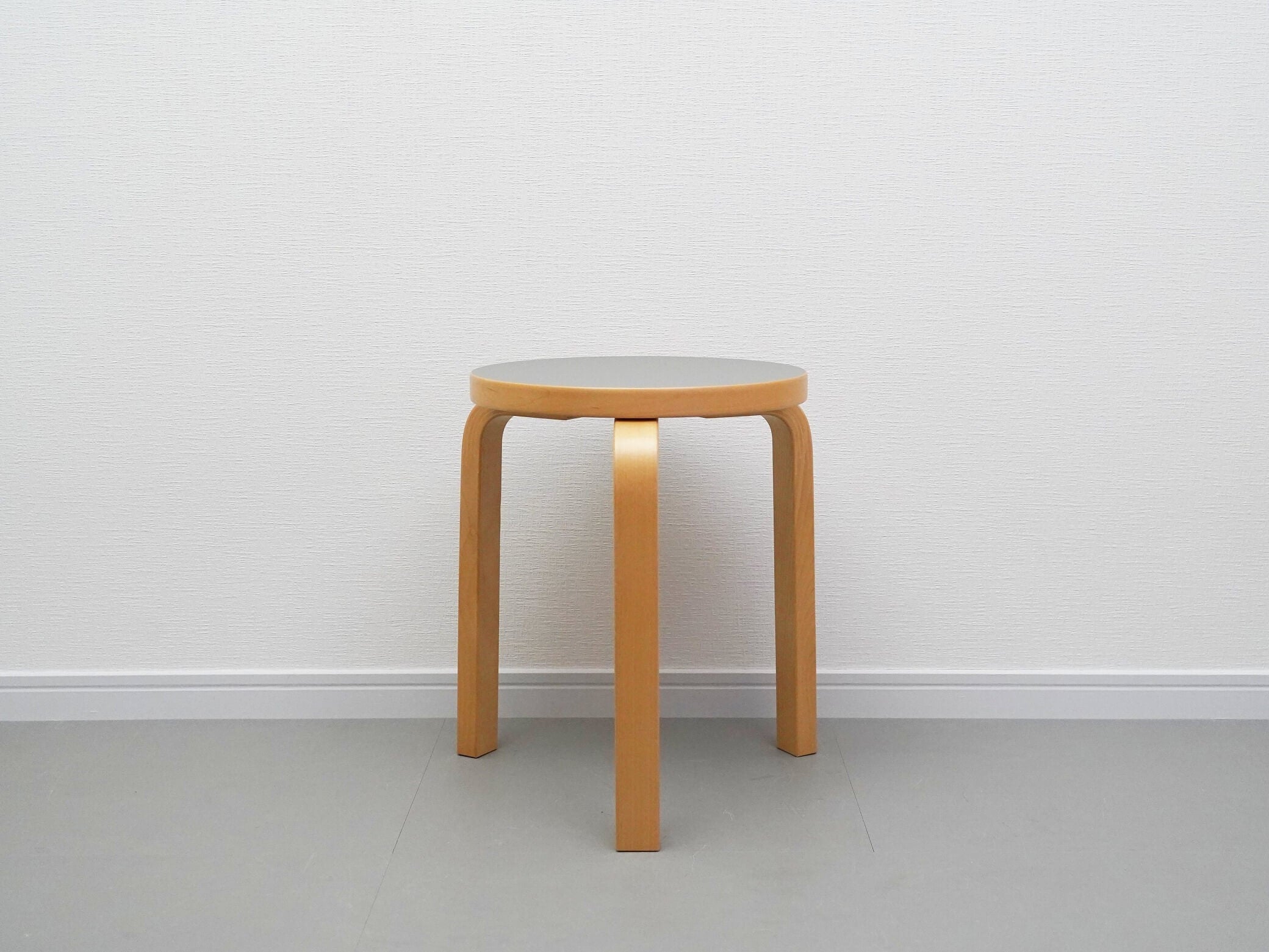 スツール60 バーチ リノリウム アッシュ スコープ特注 3本脚 アルヴァ