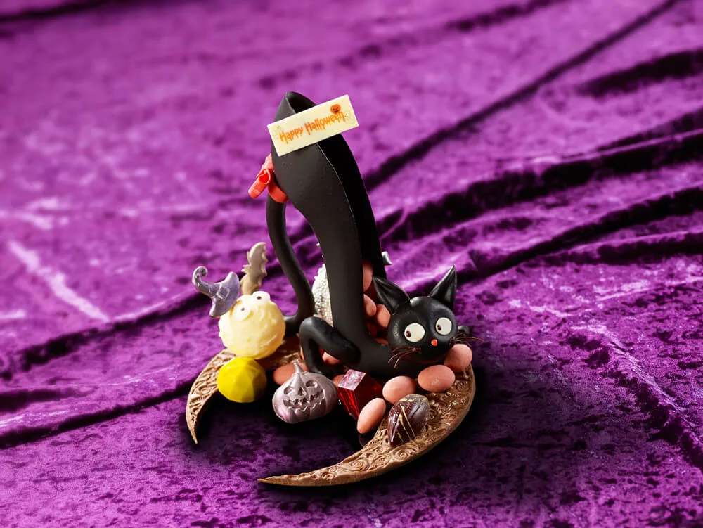 魔女の魔法で黒猫がハイヒールに変身…！ハロウィン気分を盛り上げる