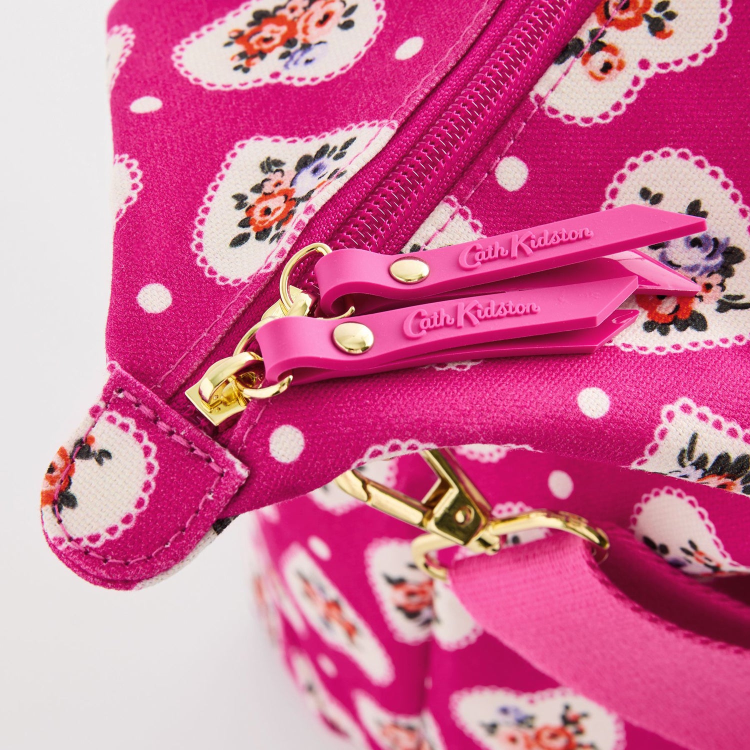 トラベル バッグ Lace Hearts | Cath Kidston 日本公式オンライン