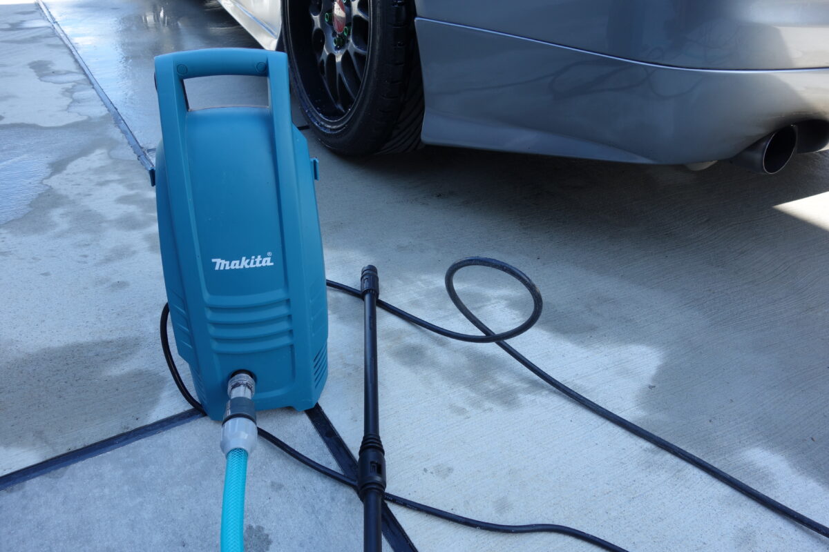 自宅での洗車時にマキタの小型高圧洗浄機(MHW101)が大活躍【レビュー
