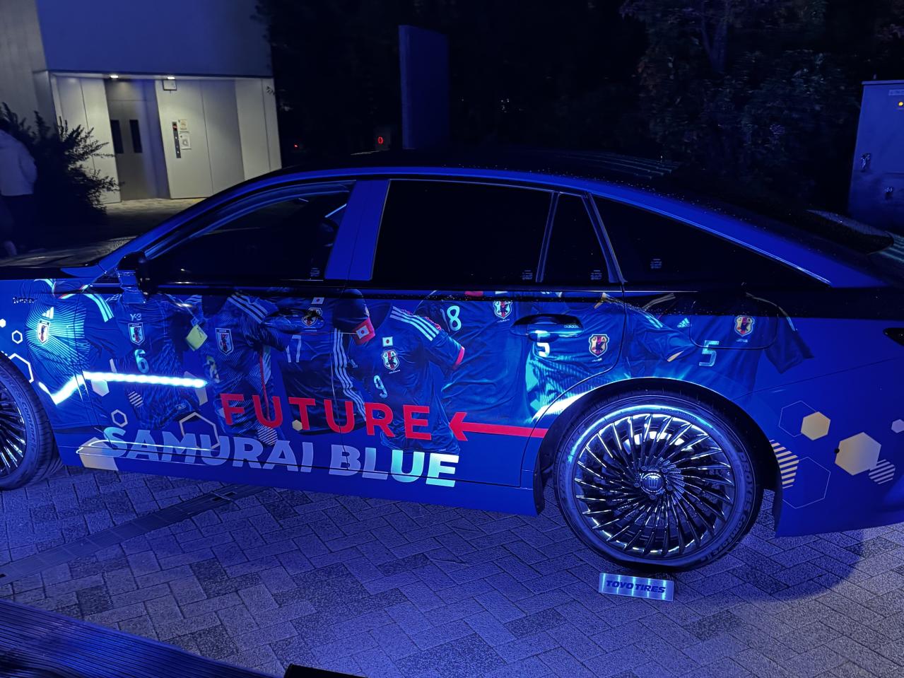 サッカー日本代表を応援する特別車「SAMURAI BLUE TO THE FUTURE」が