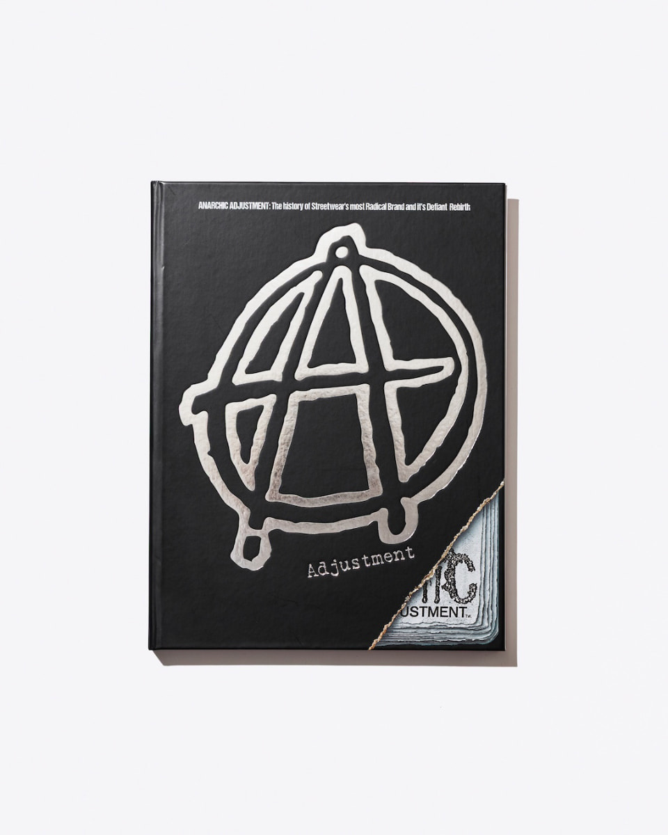 イギリス・ストリートカルチャーを象徴する〈insane〉と〈ANARCHIC