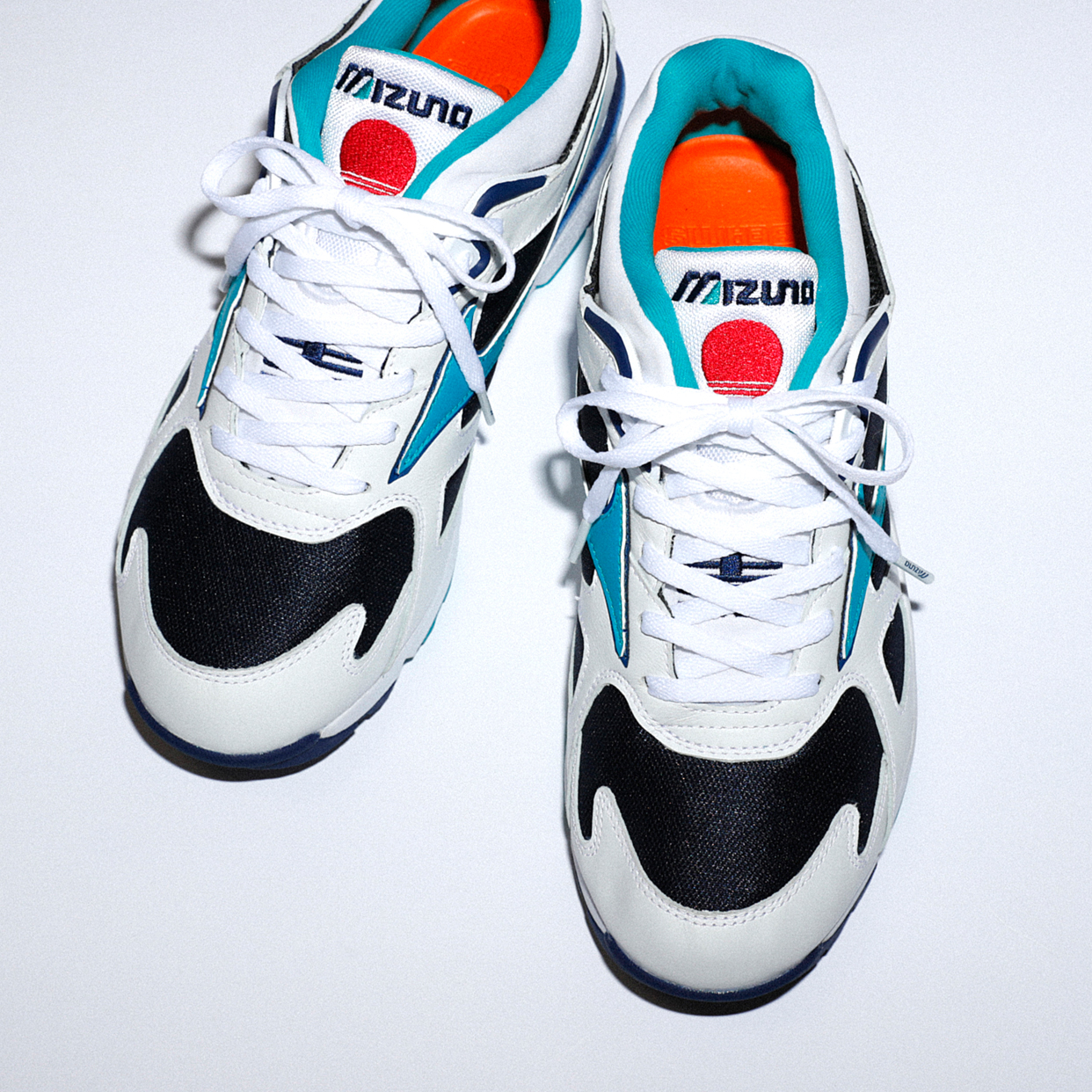 MIZUNO＞のグローバルプロジェクト“KAZOKU”のBEAMS別注モデル「SKY