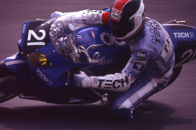 個別「[バイク]1990年鈴鹿8耐 ヤマハYZF750を駆る平 忠彦」の写真