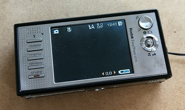 懐かしのカメラ。デュアルレンズ（複眼）カメラ「Kodak EasyShare V570