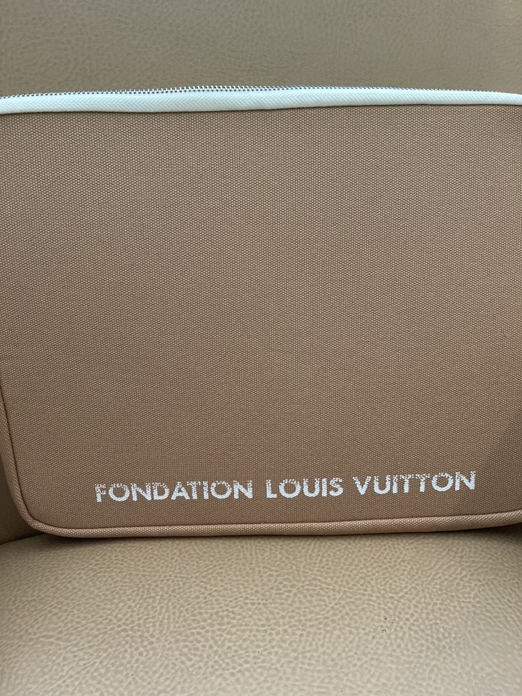 即発】パリ限定！ルイ・ヴィトン美術館 ノートパソコンケース