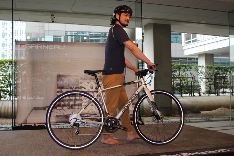 初めてスポーツバイクに乗る人でも操作しやすいフラットハンドルを装備