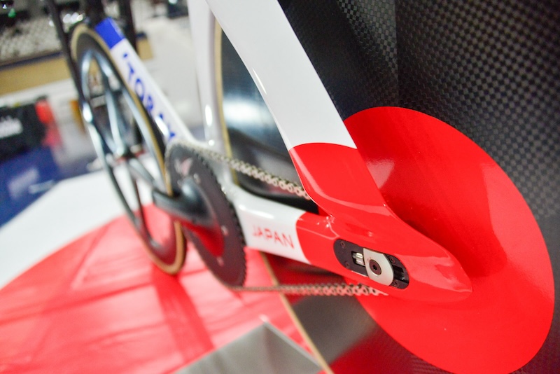 左側にドライブトレインがあるのは、左回りのトラックで空気抵抗を軽減