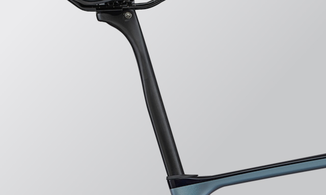 D-FUSE SLR COMPOSITE SEAT POST：路面からの衝撃や振動を軽減するD型