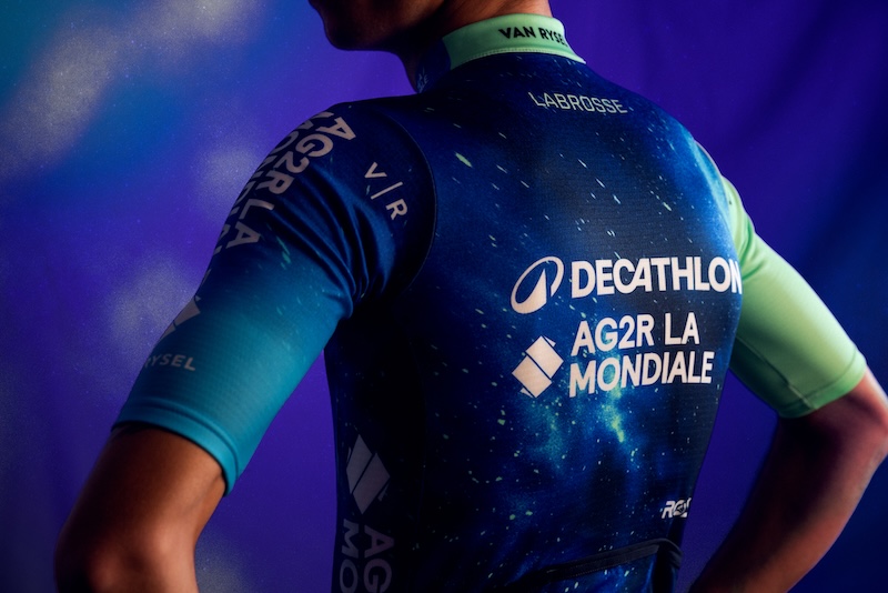 デカトロンが新ロゴを発表！ AG2Rのチームデザインも一新｜サイクル