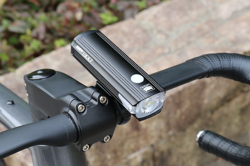 キャットアイ バッテリー一体充電式ライト「AMPP1300」発売｜サイクル