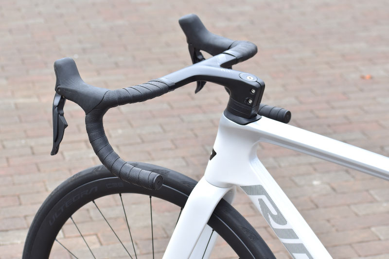 ステム一体型ハンドルの「Forza Cirrus Pro Road Integrated Cockpit