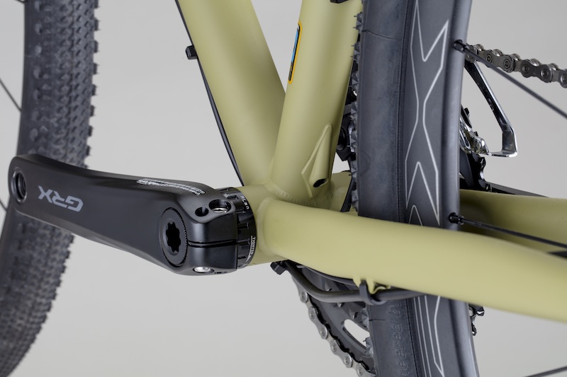 シートチューブ下部にドロッパーシートポストワイヤー内装用ガイドを