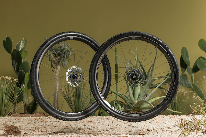 フルクラムの最新グラベルホイール「ラピッドレッド カーボン」登場