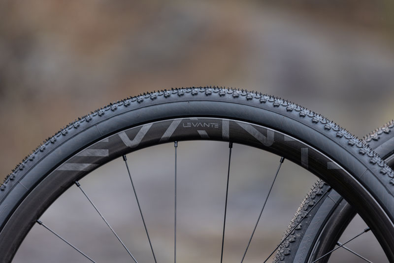 カンパニョーロ・レバンテ ブランド初のグラベル用ホイール｜サイクル