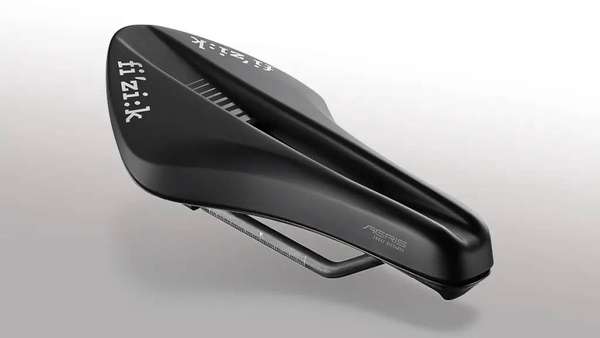 フィジークのトライアスロン用サドル「トランジィーロ・アエリス」登場