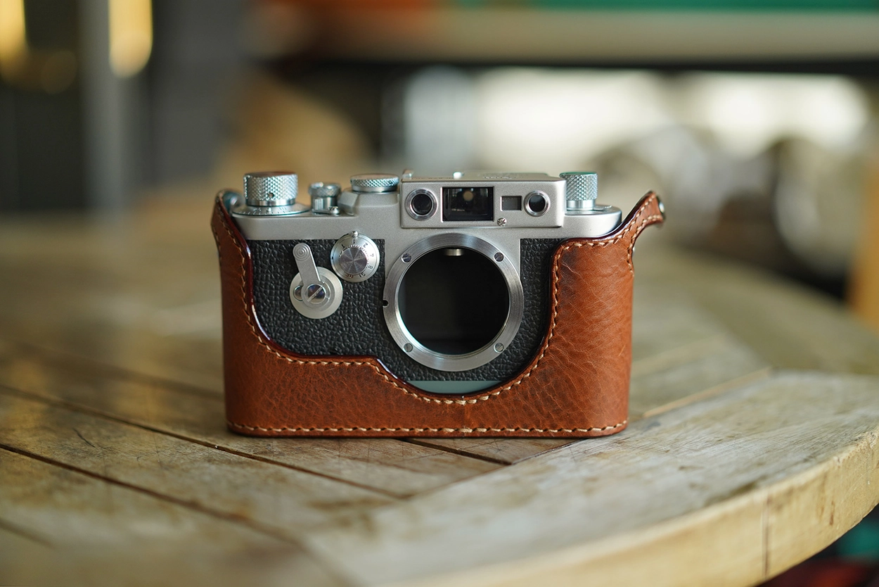 Leica Barnack IIIF with Leica VIT half case : LEICA CASES & STRAPS