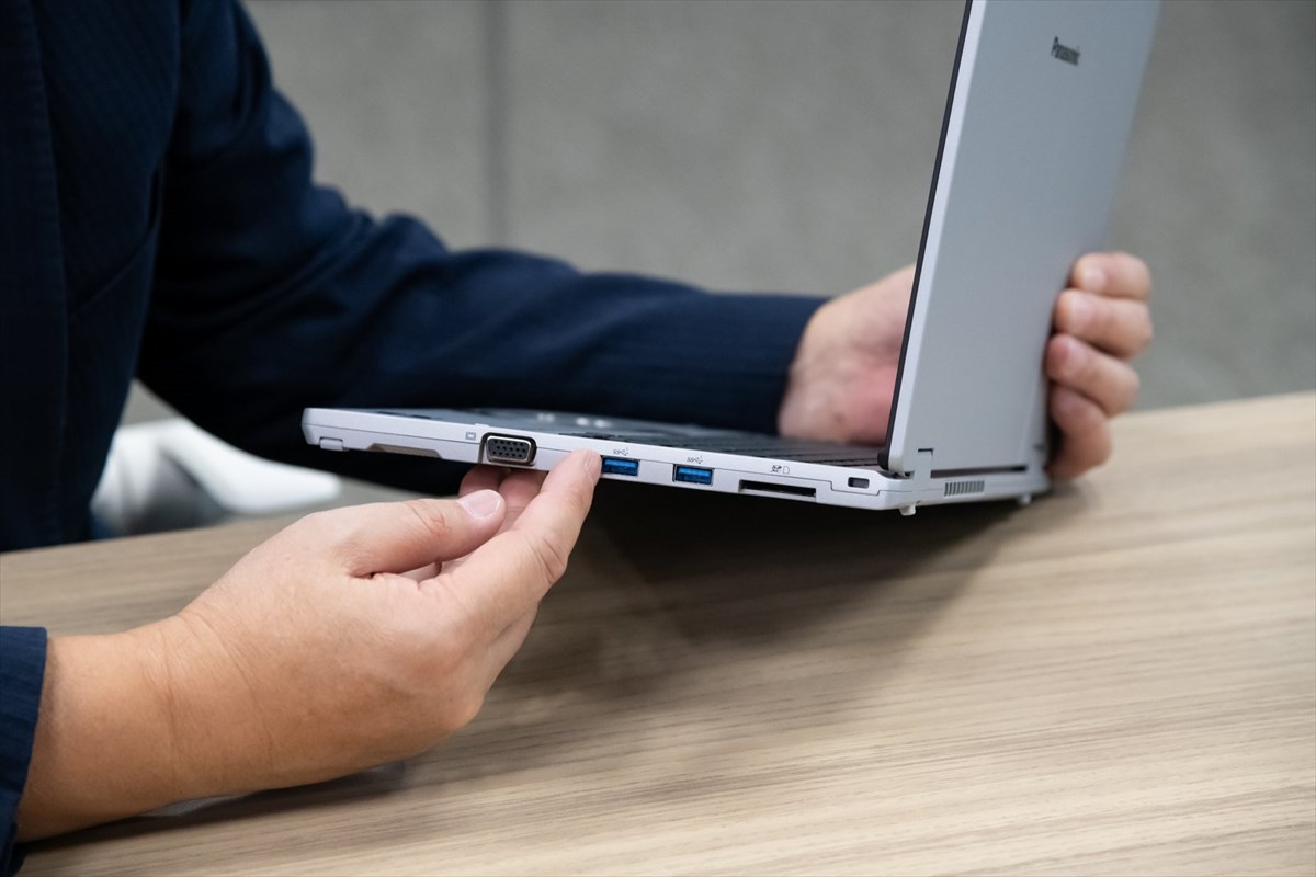 戸田覚氏が12.4型「レッツノートSR」をレビュー！ - 日経 xTECH