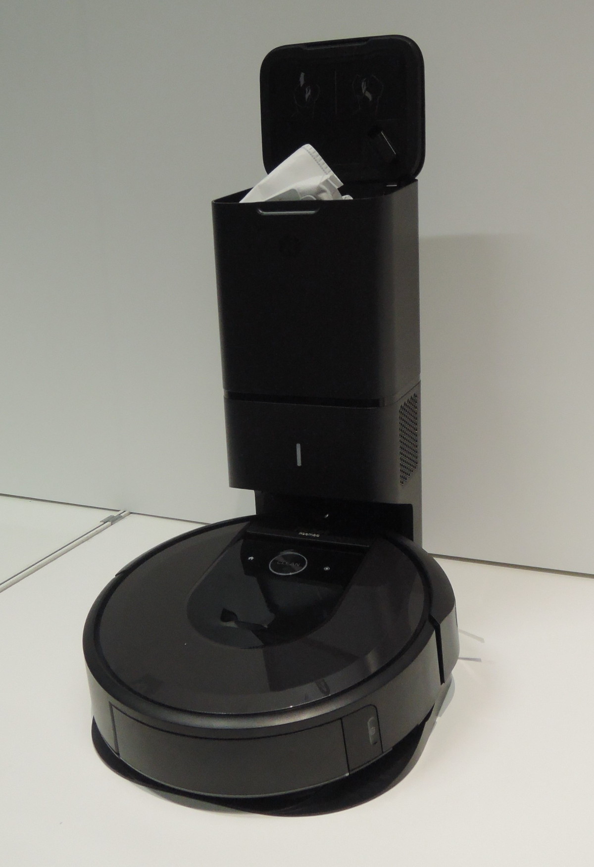 新型「ルンバ」は間取りを記憶、上位機種ではゴミ収集も自動化 | 日経