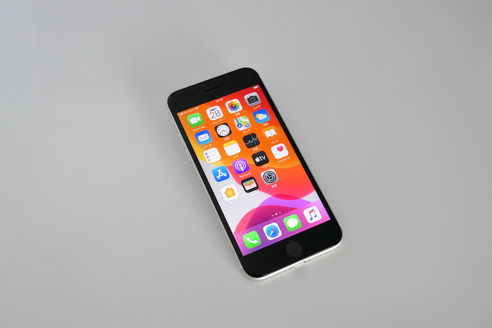 第2世代のiPhone SE、買って満足できるのはこんな人 | 日経クロス