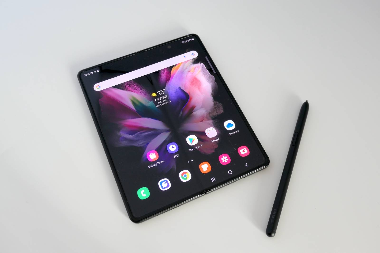 畳んで使えるスマホ「Galaxy Z Fold3 5G」はまるで手帳、不満はアプリ