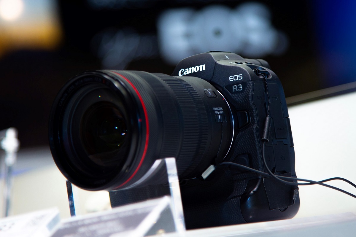 キヤノン「引き下がれない」、視線入力AF復活 逆転の小型化 | 日経
